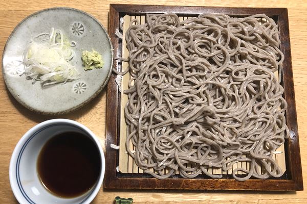 わさびコラム | わさびは蕎麦に溶くか、蕎麦につけるか